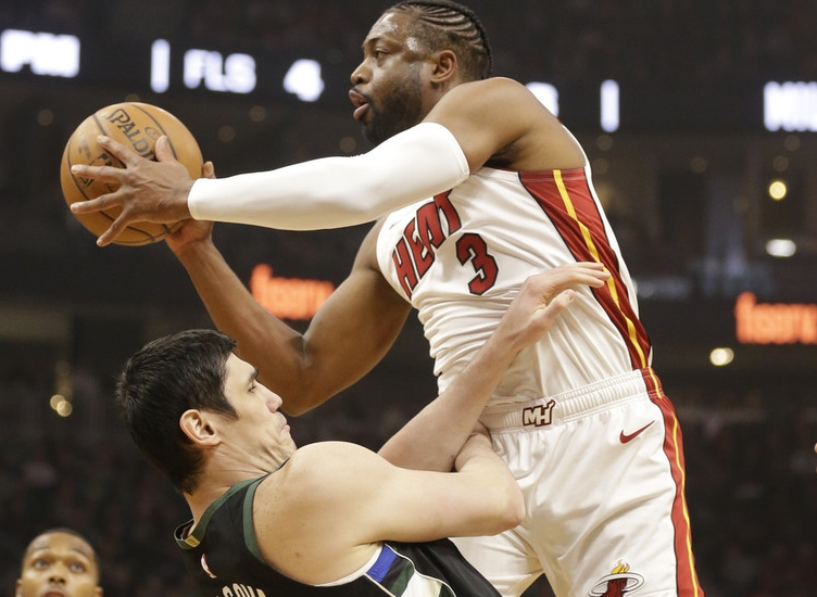 集结日密尔沃基雄鹿备战中超;单刀错失细节曝光;悬念犹存;身体对抗强度拉满的简单介绍 集结日密尔沃基雄鹿备战中超;单刀错失细节曝光;悬念犹存;身体对抗强度拉满的简单介绍