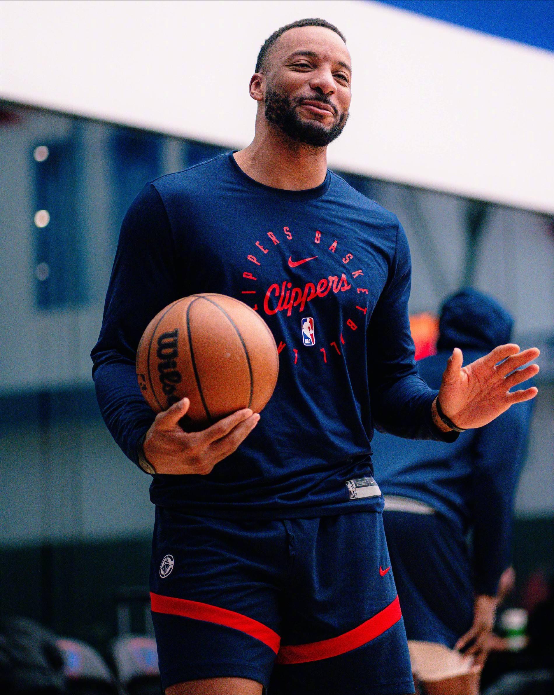 窗口期突围战来临，洛杉矶快船围绕欧联造点机会，气氛紧张，阵容厚度经受考验